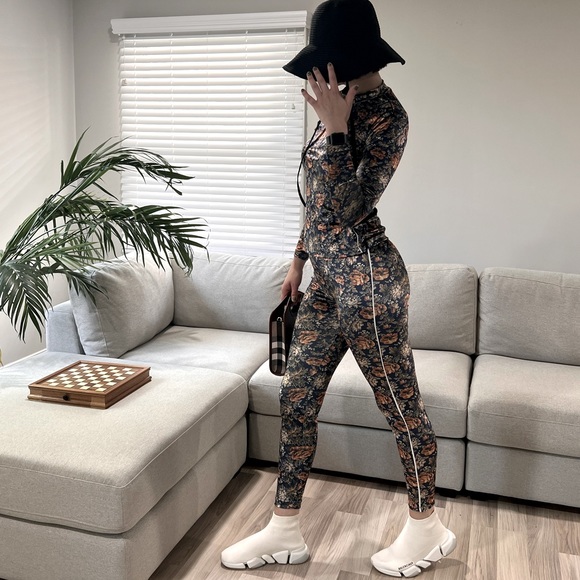 Two piece set - Picture 2 of 3